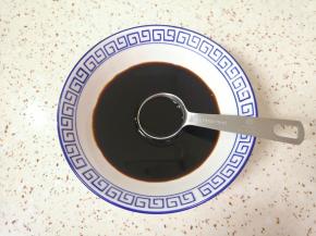 碗里加入味极鲜酱油、生抽和老抽，再加入2勺温水搅拌均匀，调成红烧汁备用。