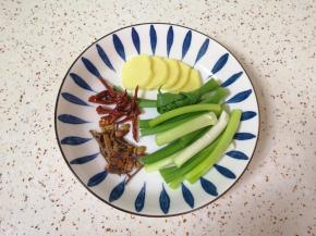 小葱切成长段，生姜切成厚片，干红辣椒从中间掰开，准备好八角。