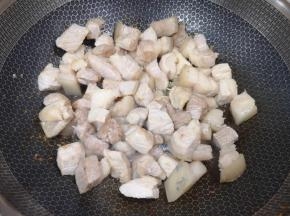炒锅内倒适量的橄榄调和油烧热，下入五花肉炒干水分。