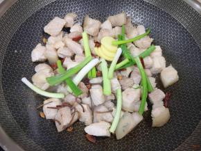 加入冰糖、葱段、姜片、干红辣椒和八角。