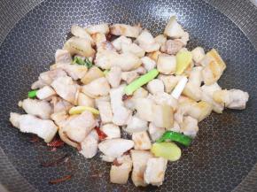 翻炒至五花肉表面变至微微焦黄。