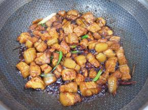 倒入调好的红烧汁，翻炒增香上色。