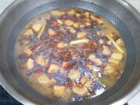 加入开水没过肉肉，根据自己的口味放盐调味，大火烧开以后转中火炖1个小时。