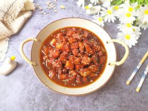 装盘撒上熟白芝麻。