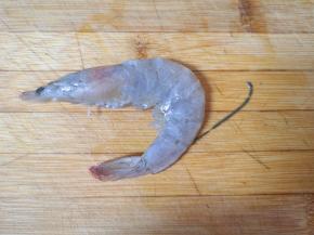 虾剪去虾枪虾须虾脚，开背挑出虾线。