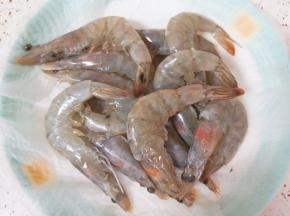 冲洗干净放厨房用纸上控一下水分。