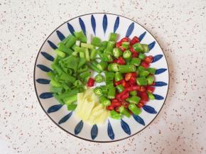 青椒、红椒和小葱分别切成小段，生姜切成丝。