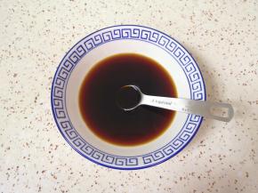 碗里加入味极鲜酱油、生抽和蚝油，再加入小半碗温水，搅拌均匀调成酱汁。