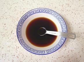 碗里加入味极鲜酱油、生抽和蚝油，再加入小半碗温水，搅拌均匀调成酱汁。