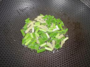 炒锅内倒适量的橄榄调和油，下入葱段和姜丝，小火翻炒至葱段变成焦黄色，炸出葱油。