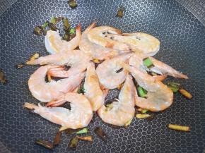 下入处理好的虾翻炒至变色。