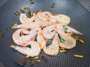 下入处理好的虾翻炒至变色。