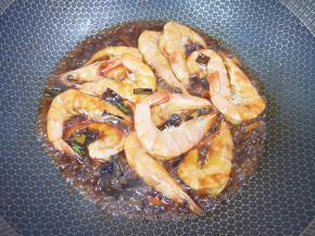 倒入调好的酱汁，中火翻炒2分钟左右让虾入味。