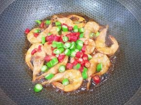 下入青红椒。