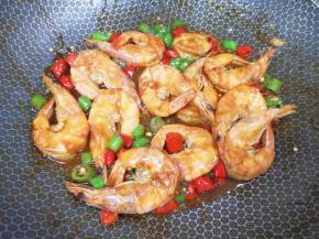 炒出辣椒的香味即可关火。