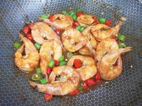 炒出辣椒的香味即可关火。