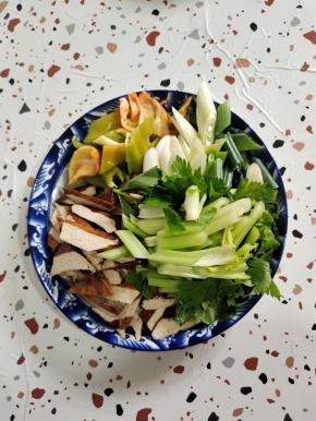 豆干清洗干净，斜刀片成薄片，红椒切成小块，芹菜切成段，葱切成段备用！