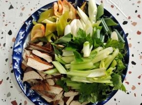豆干清洗干净，斜刀片成薄片，红椒切成小块，芹菜切成段，葱切成段备用！