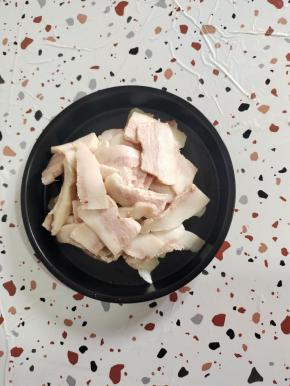 煮熟的肉切成薄片备用！