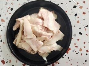 煮熟的肉切成薄片备用！