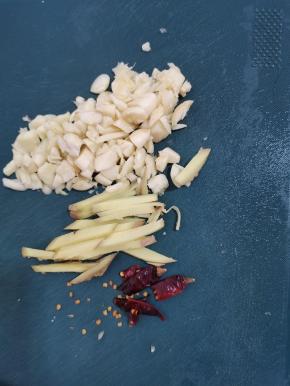 蒜瓣切成小块，生姜切成丝。干辣椒切成段备用！