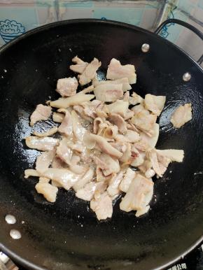锅烧热放入切好的肉。煸炒至肉变色，出油脂！