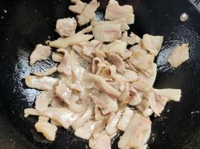 锅烧热放入切好的肉。煸炒至肉变色，出油脂！