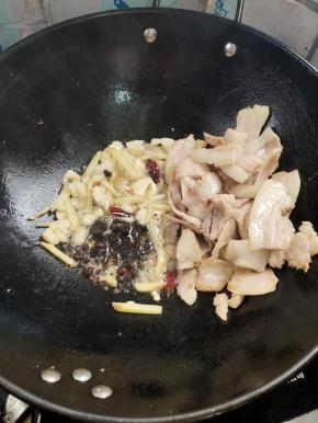 放入生姜，蒜瓣，干辣椒爆香，再放入豆豉翻炒均匀！