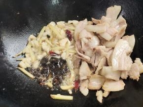 放入生姜，蒜瓣，干辣椒爆香，再放入豆豉翻炒均匀！