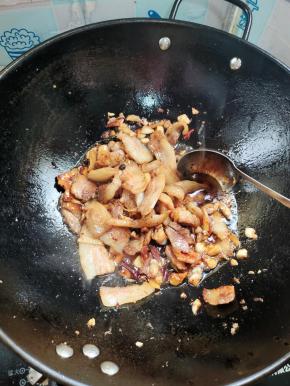 放入一大勺生抽，一勺蚝油，少许红烧酱油翻炒均匀！