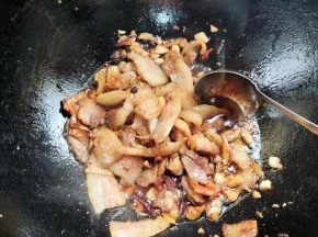 放入一大勺生抽，一勺蚝油，少许红烧酱油翻炒均匀！