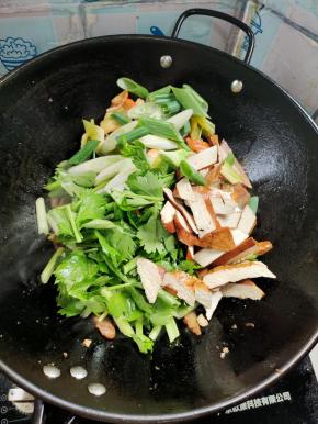 放入切好的配菜，翻炒片刻！
