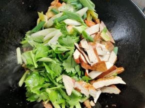 放入切好的配菜，翻炒片刻！