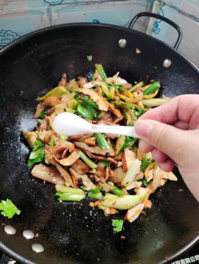 放入一勺盐调味！