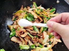 放入一勺盐调味！