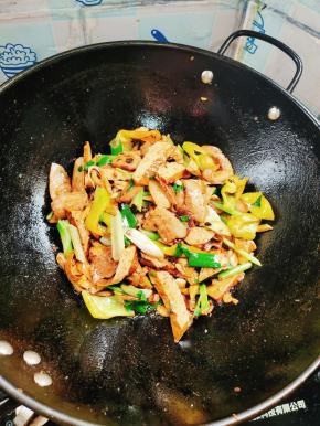 起锅前放入适量的鸡精和味精翻炒均匀即可！