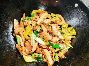 起锅前放入适量的鸡精和味精翻炒均匀即可！