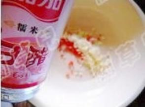 切好的姜、红椒放入碗中；加入白醋调成汁备用。