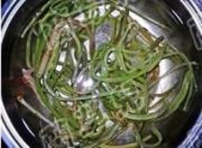 苔菜提前1小时用冷水泡发。