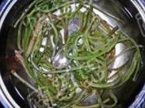 苔菜提前1小时用冷水泡发。
