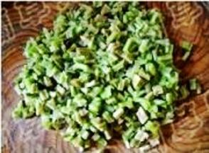 洗净、切小段。