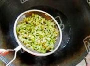 放入开水中焯一会。