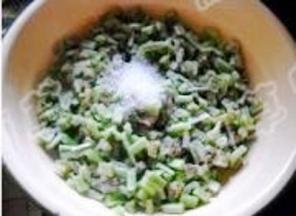 捞起晾凉；用盐、白糖揉匀，洗净、沥干水分备用。