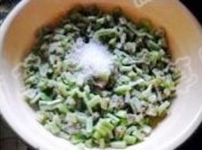 捞起晾凉；用盐、白糖揉匀，洗净、沥干水分备用。