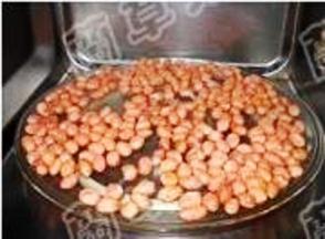 花生入微波炉叮3分钟。