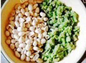 苔菜和花生放倒入调味汁中。