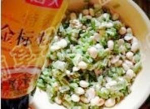 加入生抽、芝麻油、辣椒油；拌匀，调好味即可。