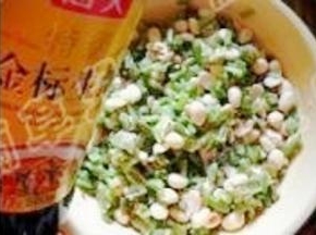 加入生抽、芝麻油、辣椒油；拌匀，调好味即可。