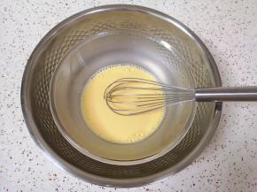 隔热水搅打均匀至温热状态。