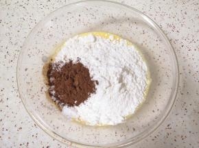 加入麻薯预拌粉和可可粉。